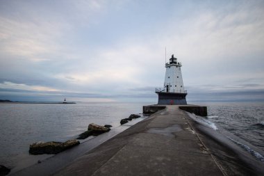 Ludington deniz feneri. Bir bulutlu gri gökyüzü altında Michigan Gölü kıyısında deniz feneri.