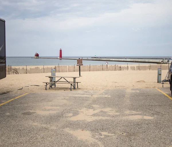 Sahilde Kamp Michigan Gölü Kıyısında Ufukta Kırmızı Bir Deniz Feneri — Stok fotoğraf