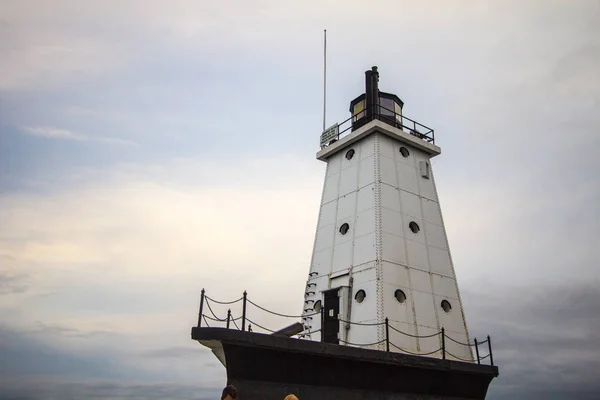 背景灯塔 卢丁顿灯塔是密歇根湖海岸上的一个活跃的导航信标 — 图库照片