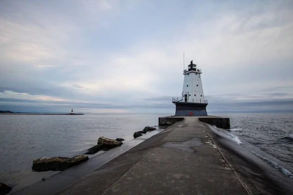 ルディントン灯台 どんよりした灰色の空の下でミシガン湖の海岸の灯台 — ストック写真