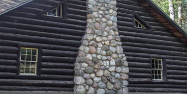 Tarihi günlük kabin Lodge dış. Michigan 'daki Hartwick Pines State Park 'ta tarihi bir Kuzey tarzı orman evinin dış kısmı. Bu, Birleşik Devletler CCC tarafından tasarlanan ve inşa edilmiş bir devlet parkında bulunan tarihi bir binadır ve özel bir mülk değildir..