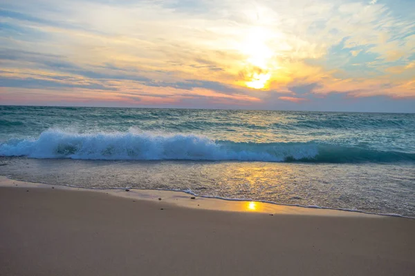海滩上的浪花 当海浪冲击密歇根湖的沙质海岸时 日落海滩的背景 睡觉的熊沙丘全国湖滨 密歇根州 — 图库照片