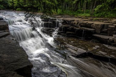 Doğal Michigan şelale peyzaj. Güzel kuvarsit Falls, üst Yarımadası ilçe Baraga kayrak nehirde bir geçit üzerinden akışı.