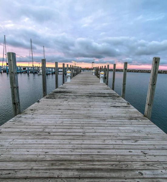 Puesta Sol Madera Muelle Madera Desaparece Horizonte Con Cielo Atardecer — Foto de Stock