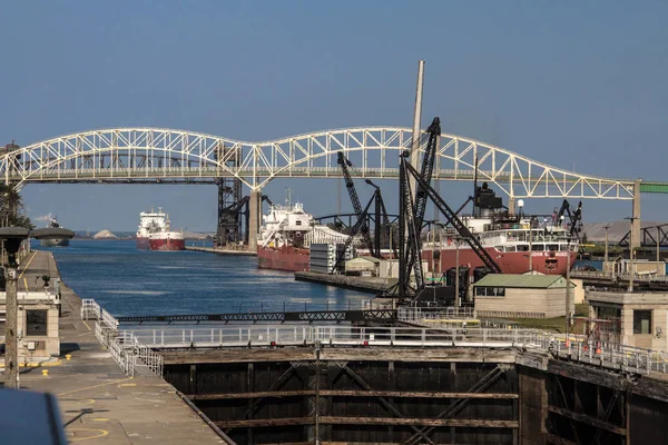 Sault Ste Marie Michigan Grandes Cargueros Los Grandes Lagos Alinean — Foto de Stock