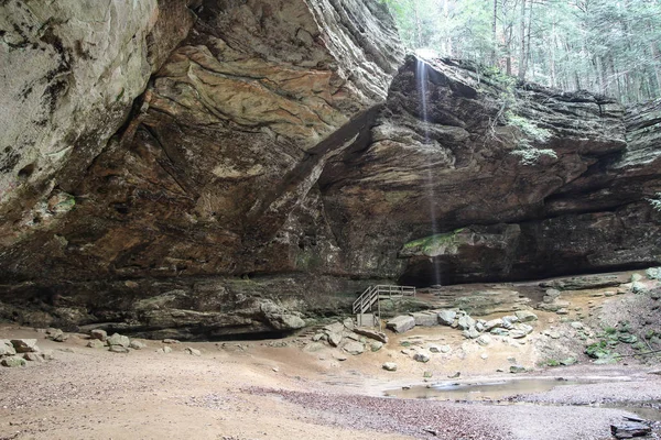 Σπηλιά Ash Εποχικά Ανοιξιάτικο Καταρράκτη Που Βρίσκεται Στο Κρατικό Πάρκο — Φωτογραφία Αρχείου