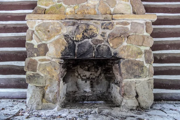 Chimenea Piedra Antigua Chimenea Piedra Vacía Una Cabaña Madera Histórica — Foto de Stock