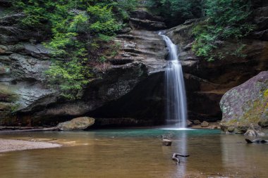 Ohio Scenic Şelalesi Panoraması. Şelale Logan, Ohio Hocking Hills State Park gür vahşi bir Akuamarin lagün içine bir uçurumun kapalı daldırır.