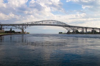 Blue Water Bridge ikiz yayılma Port Huron, Michigan ve Sarnia, Ontario arasındaki bağlantıdır. Bu Amerika Birleşik Devletleri ve Kanada arasındaki en işlek sınır geçişleri biridir.