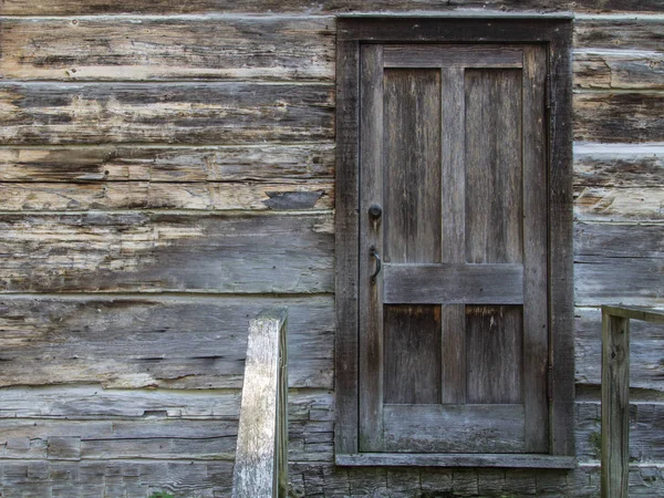 Puerta Entrada Cerrada Casa Madera Envejecida Con Puerta Cerrada Cerradura — Foto de Stock