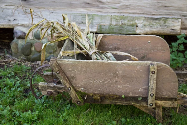 古董手推车 在风化的木制手推车中的玉米秸秆 — 图库照片