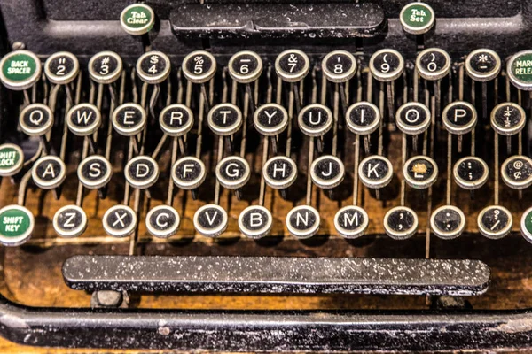 Antika daktilo. Antika daktilo klavyesi yakın. Yukarıdan yatay yönde vurdu.