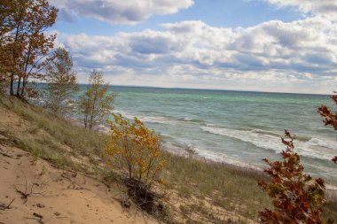 Lake Michigan Beach. Michigan Gölü kumul tepesinden Michigan Gölü güneşli mavi suları üzerinde göster.