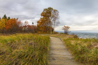 Sahilde Boardwalk. Point Iroquois deniz feneri ve Michigan üst yarımadasında ufukta göl Superior su ile Dune çim üzerinden Boardwalk Trail.