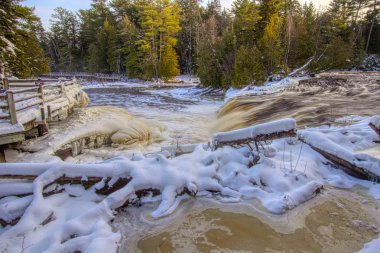 Kış, Tahquamenon Şelalesi'nde. Kış vahşi güzelliği Tahquamenon Falls State Kuzey Michigan'da dondurulmuş.
