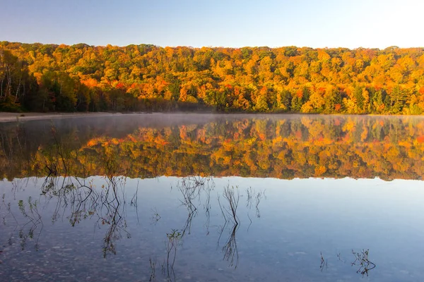 秋湖倒影 密歇根州上半岛海华沙国家森林的单角湖清澈的水中反射出的充满活力的落叶 — 图库照片