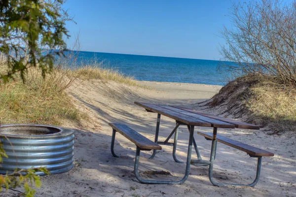 Plaj Açık Kamp Sandy Kamp Piknik Masası Yangın Ring Büyük — Stok fotoğraf