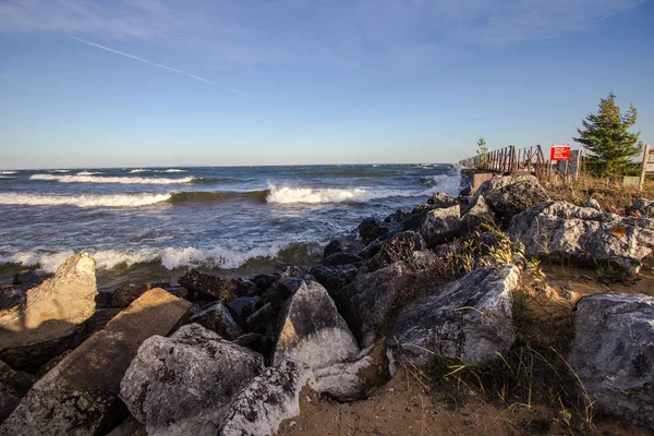 Costa Rocciosa Panoramica Onde Precipitano Sulla Costa Rocciosa Del Lago — Foto Stock