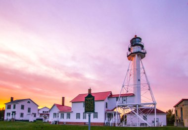 Deniz feneri günbatımı. Michigan 'ın üst yarımadasında, Superior Gölü kıyısındaki Whitefish Point Lighthouse 'da güzel gün batımı.