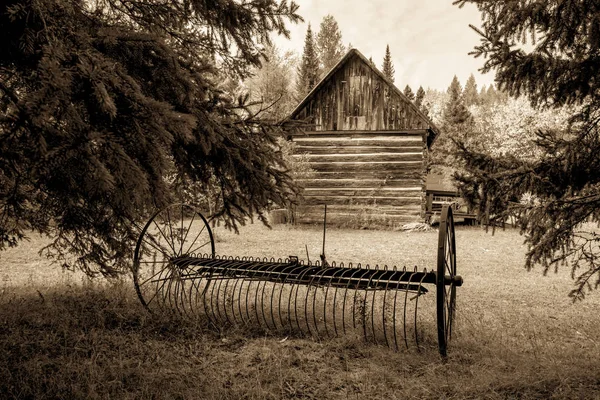 Pioneer Homestead Antique Rusted Plow Exterior Wall Traditional Log Cabin — Stock Photo, Image