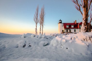 Büyük Göller 'deki Kış Deniz Feneri. Michigan Gölü kıyısında güzel bir kış manzarası. Batan güneşin parıltısıyla yıkanan Point Betsie Deniz feneri..