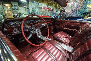 Lansing, Michigan, Abd, 14 Mart 2019: - Re Olds Müzesi yıllık çekilişi için büyük ödül olan klasik Oldsmobile Super 88 Cabrio'nun iç kısmı. Müze her yıl çekilişinde büyük ödül olarak bağışlanan klasik Oldsmobile araba sunuyor.