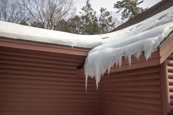 屋根の上のアイスダム 氷柱と氷のダムの家の単一の屋根は屋根の上に漏れを開始します — ストック写真