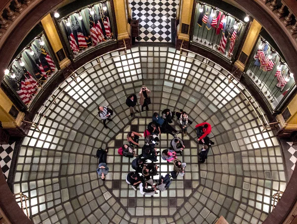 Lansing Michigan Usa March 2019 Tourists Standing Glass Floor Taking — Stock Photo, Image