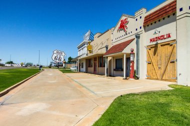 Elk City, Oklahoma, Abd - 27 Nisan 2019: Arka planda büyük Route 66 ile tarihi Route 66 Karayolu boyunca şehir Elk City Tarihi Mobil benzin istasyonu cephe.