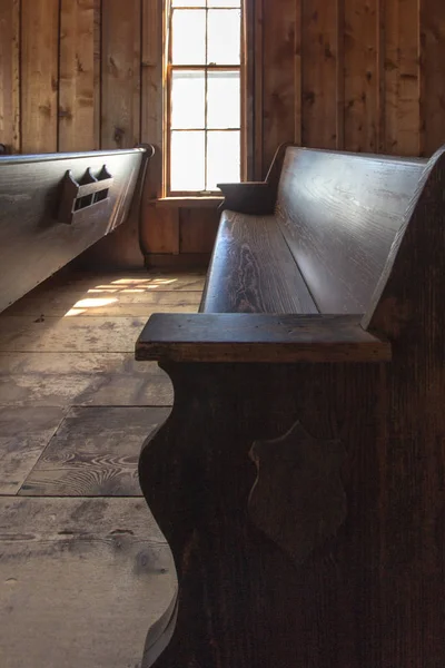 Empty Church Pew Vertical Orientation Old Fashioned Wood Church Pew — Stock Photo, Image