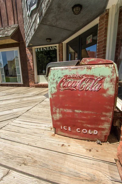 埃尔克市 俄克拉荷马州 乌萨州 2019年4月27日 在俄克拉荷马州一个小镇的店面里 耐候和磨损的复古风格的可口可乐冷却器 — 图库照片