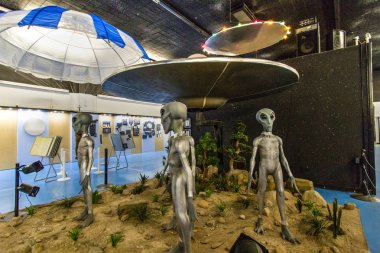Roswell, New Mexico, ABD - 28 Nisan 2019: Roswell, New Mexico'daki Uluslararası Ufo Müzesi ve Araştırma Merkezi'ne dünya dışı uzaylı uzay gemisi iniş.