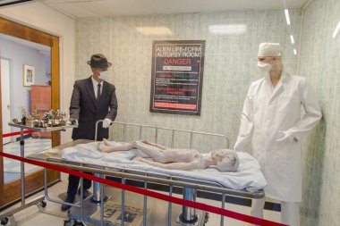Roswell, New Mexico, ABD - 28 Nisan 2019: New Mexico'daki Roswell Uluslararası Ufo Müzesi ve Araştırma Merkezi'ndeki ünlü Alien Otopsi Odası. Küçük çöl kasabası 1940'larda sözde bir Ufo kazasından sonra ünlü oldu.