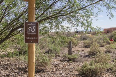 New Mexico'daki bir ulusal park piknik alanında çıngıraklı yılan işareti. Amerika'nın güneybatısında, sert çöl ikliminde yetişen sekiz farklı çıngıraklı yılan türü ne rendelenir.. 