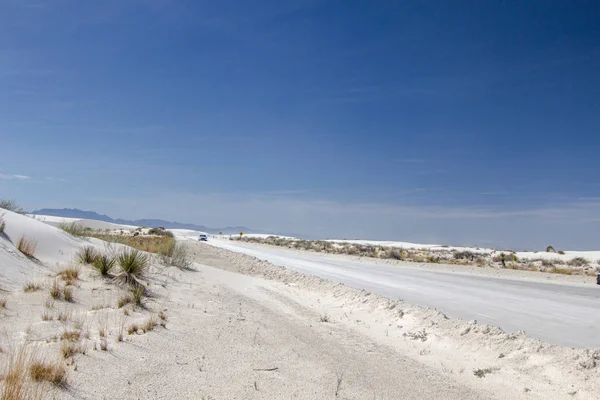 在新墨西哥州的荒无人烟的路上开车穿越沙漠 — 图库照片