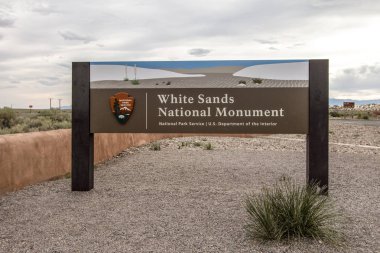Alamogordo, New Mexico, Abd - 28 Nisan 2019: New Mexico'daki Beyaz Kumlar Ulusal Anıtı'na giriş. Park, devasa beyaz alçı kum tepeleri ve gerçeküstü diğer dünyevi manzaraları ile ünlüdür..