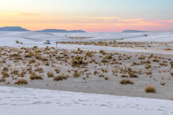 Desert Road Trip Krajobraz Jeden Samochód Jeździ Zdalnie Krętej Drodze — Zdjęcie stockowe