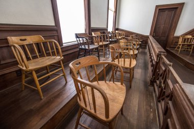 Jüri Kutusu. Küçük kırsal ilçe adliyesinde mahkeme salonunda jüri kutusu.