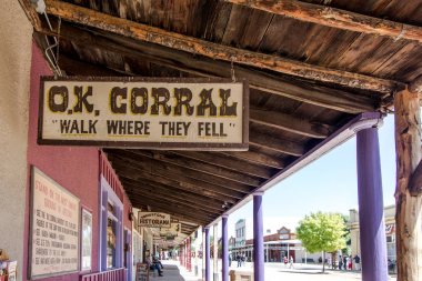 Tombstone, Arizona, Abd - 1 Mayıs 2019: Tombstone'daki ünlü Ok Corral'A giriş. Küçük kasaba 1800'lerde rezil bir silahlı çatışmaya yer oldu. Turistler Ok Corral'daki silahlı çatışmanın senaryolu bir canlandırmasını izleyebiliyor.. 