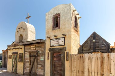 Tombstone, Arizona, Abd - 1 Mayıs 2019: Tombstone Arizona turizm kasabasında vitrinlerin Wild West sınır tarzı cephe. Tombstone Ok Corral de çatışma nın yeri olarak rezil oldu. 
