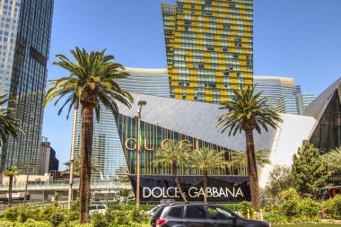 Las Vegas, Nevada, ABD - 6 Mayıs 2019: Las Vegas Bulvarı 'ndaki Kristaller Dükkanı' nın dışı. Lüks alışveriş merkezinde sanat galerileri, gurme restoranlar ve lüks perakende mağazaları yer alıyor..