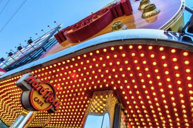 Las Vegas, Nevada, Abd - 6 Mayıs 2019: Las Vegas'taki Hard Rock Cafe'nin dış cephesi. Vegas konumu üzerinde 42.000 ft ve veranda yemek ve Vegas Strip manzarası ile üç katlı. 