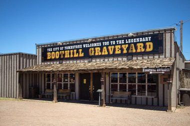 Tombstone, Arizona, Abd - 1 Mayıs 2019: Tombstone Arizona'daki ünlü Boothill Mezarlığı'na giriş. Mezarlıkta, ünlü haydutlar, kanun adamları ve gecenin hanımlarının mezarları bulunmaktadır..