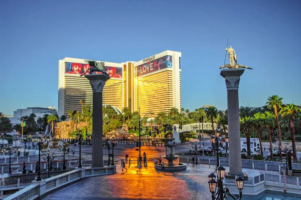 Las Vegas Nevada Usa Mai 2019 Touristen Überqueren Bei Sonnenaufgang — Stockfoto