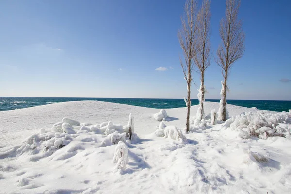 ビーチでの冬の日 ミシガン州のスリーピングベアデューンズ国立湖畔に積もったスノーバンクと氷 ロイヤリティフリーのストック画像