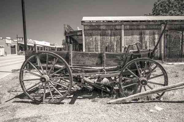 亚利桑那州 乌萨州墓碑 2019年5月1日 历史木制先锋车 背景是亚利桑那州老墓碑的街道 历史悠久的西部荒野小镇每年接待超过40万游客 — 图库照片