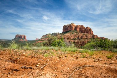Sedona'nın kırmızı taşları. Manzara Sedona, güneşli mavi gökyüzü altında ünlü Adliye ve Bell dağ jeolojik oluşumları ile Arizona kırmızı kaya manzara.