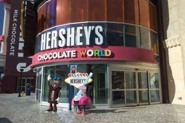 Las Vegas, Nevada, ABD - 6 Mayıs 2019: Las Vegas'taki Hershey's Chocolate World'ün dış cephesi. 13.000 metrekarelik mağaza üzerinde 800 farklı çikolata ve Özgürlük Heykeli çikolata yapılmış bir heykel vardır. 