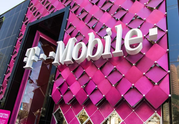 Las Vegas, Nevada, Abd - 6 Mayıs 2019: Las Vegas Strip'teki T Mobile mağazasının dış cephesi. T-Mobile, 2019 yılında 80 milyondan fazla müşterisi ile ABD'nin en büyük üçüncü kablosuz iletişim operatörü oldu..