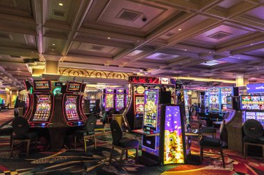 Las Vegas, Nevada, ABD-Mayıs 6, 2019: Bellagio Casino slot makineleri sabah erken. Bellagio Strip üzerinde lüks konaklama ve 159.000 metrekare üzerinde bir kumarhane sunuyor. 